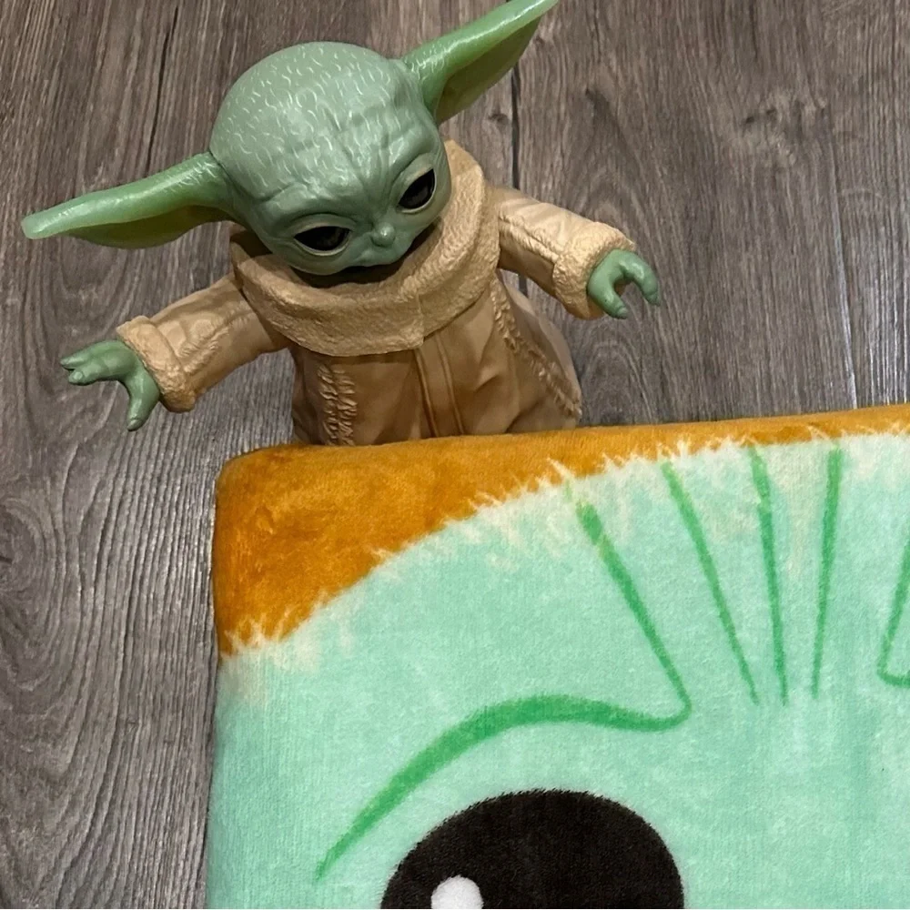 Star Wars The Mandalorian Kids Throw Blanket Precious Cargo & Baby Yoda Figure